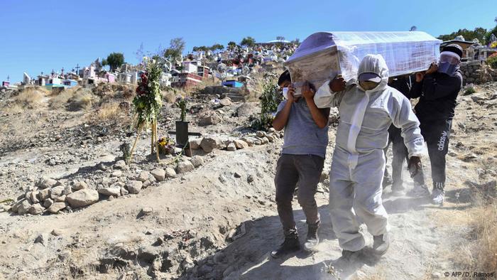 Cuatro hombres llevan un ataúd sobre sus hombros en Paucarpata, Perú.