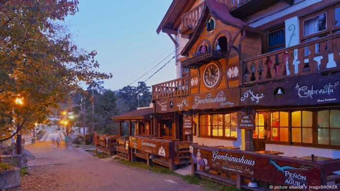 Holzverzierte Häuser In La Cumbrecita in.Argentinien im traditionell deutschen Stil (picture alliance / imageBROKER)