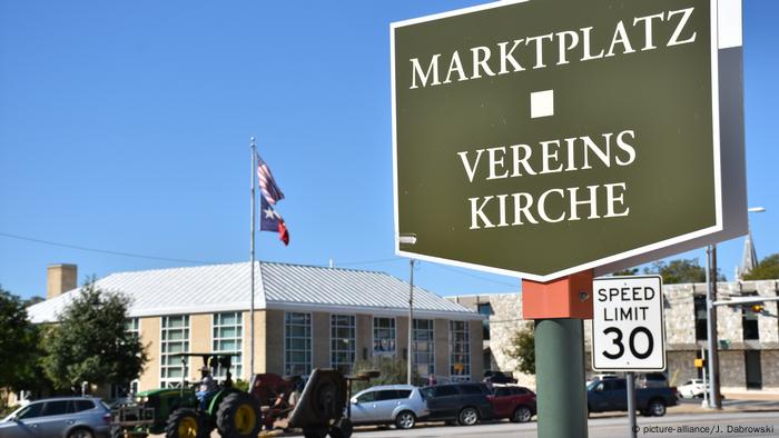 Das Städtchen Fredericksburg in Texas ist stolz auf seine deutsche Tradition, die sich auch auf den Schildern zeigt. (picture-alliance/J. Dabrowski)