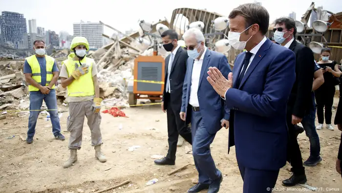 الرئيس الفرنسي كان السباق في زيارته إلى لبنان وتفقد مرفأ بيروت بعد الانفجار