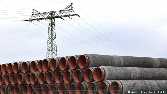 Rohre für die Erdgaspipeline Nord Stream 2 im Fährhafen Sassnitz