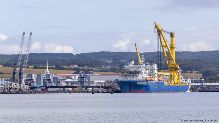 Blick auf den Fährhafen Sassnitz-Mukran mit dem russischen Verlegeschiff Akademik Tschersky