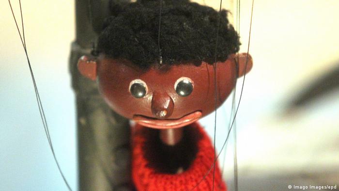 Der Kopf von Jim Knopf als Marionette hängt an schwarzen Fäden (Bild: Imago Images/epd)