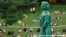 100 audiences enjoy the music as Beethoven statue is seen during the picnic concert on the terrace of La Redoute in Bonn, Germany, on June 28, 2020. (Photo by Ying Tang/NurPhoto) | Keine Weitergabe an Wiederverkäufer.