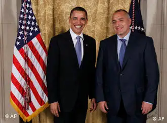 奥巴马与保加利亚总理Boyko Borissov 8日晚在美国驻布拉格使馆