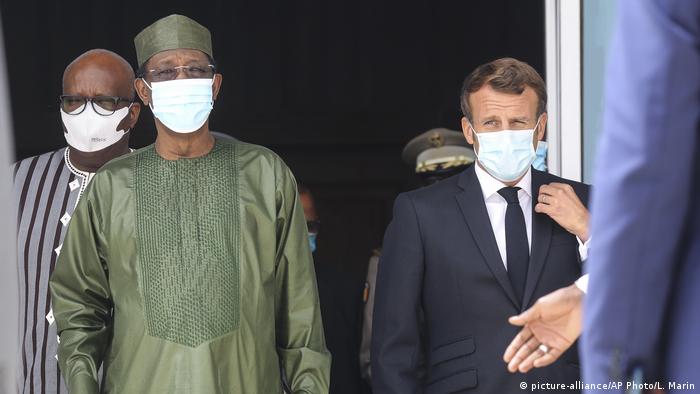 Idriss Deby e Emmanuel Macron durate Cimeira do G5 Sahel em junho deste ano