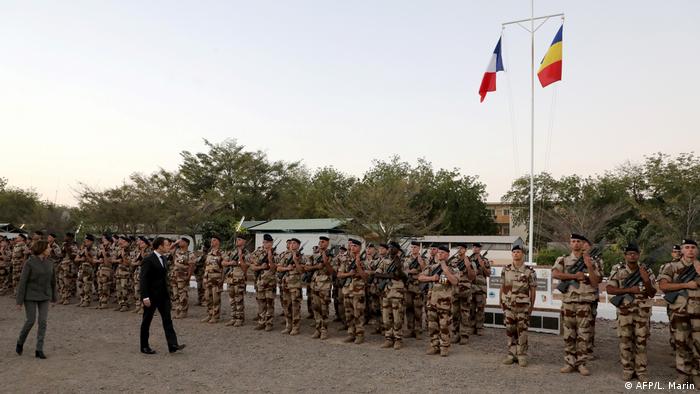 Tschad Emmanuel Macron besucht französische Truppen in N'Djamena 2018