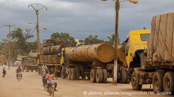 Un camion au Cameroun transportant du bois du Congo Un camion au Cameroun transportant du bois du Congo