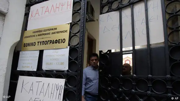 Streikender Mann im geschlossenen Innenministerium (Foto: AP)
