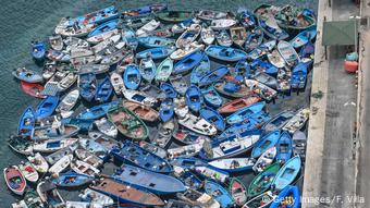 Παλαιές λέμβοι μεταναστών στη Λαμπεντούζα