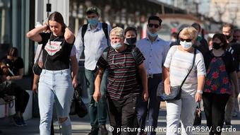 Россияне в масках на улицах Москвы 