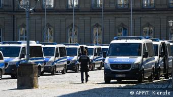 Εκατοντάδες αστυνομικοί έχουν συγκεντρωθεί σήμερα στη Στουτγάρδη