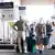 Viajantes aguardam na fila de aeroporto em Hannover para fazer teste de covid-19