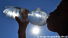 Junge trinkt Wasser aus einer Plastikflasche bei grosser Hitze im Sommer 2020 am 08.08.2020. *** Boy drinks water from a plastic bottle in the heat of summer 2020 on 08 08 2020