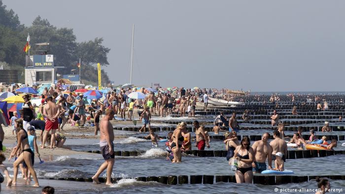 Coronavirus Humidity Key To Minimize Virus Transmission Study News Dw 20 08 2020