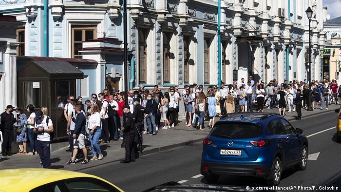 Очередь у здания посольства Беларуси в Санкт-Петербурге: очередь растянулась на несколько десятков метров.