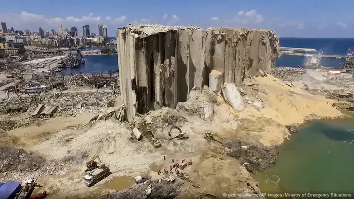 دمار هائل حاق بمرفأ بيروت بعد انفجار مخزون نيترات الأمونيوم