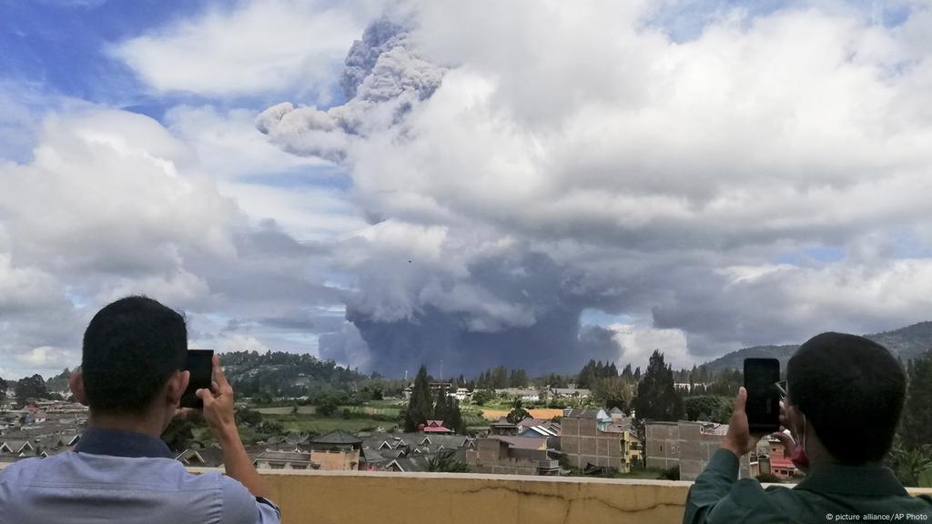 Indonesia Volcano Eruption Mount Sinabung Spews Huge Ash Cloud News Dw 10 08 2020 Indonesia Volcano Eruption Mount Sinabung Spews Huge Ash Cloud News Dw 10 08 2020