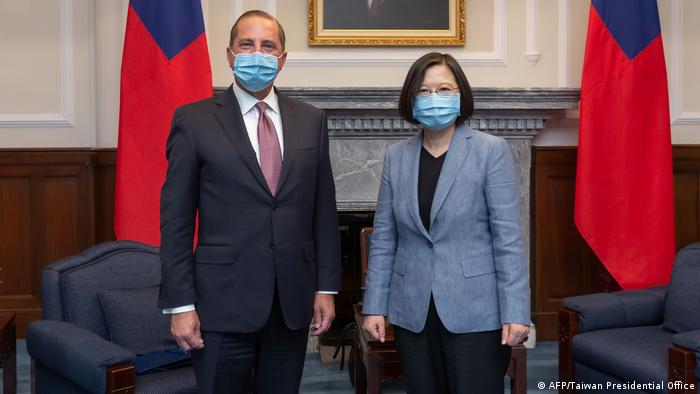 USA Taiwan | US-Gesundheitsminister und Menschenrechtsdienst Alex Azar (L) und Präsident Tsai Ing-wen (R)