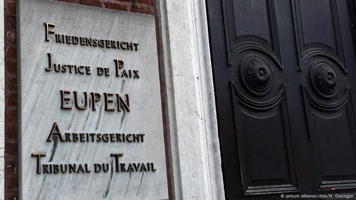Ein deutsch-französisch zweisprachiges Schild am Portal des Friedens- und Amtsgerichts im ostbelgischen Städtchen Eupen (picture alliance/dpa/H. Ossinger)