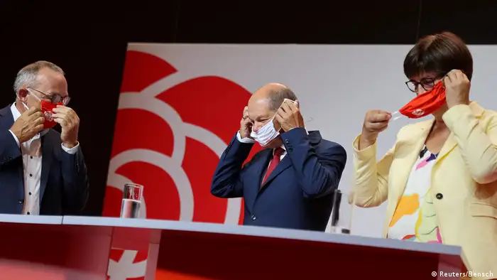 Malgré la mise en scène de lundi, Norbert Walter-Borjans (tout à gauche), coprésident du parti avec avec Saskia Esken (à droite), et Olaf Scholz savent que la bataille sera compliquée