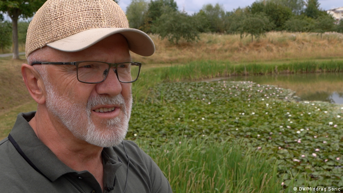 Günther Schneider's farm is 600 meters from Spangdahlem's runway, and he experiences noise pollution as a result. 