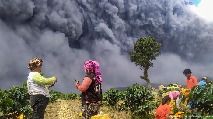 Penduduk di sekitar Sinabung waspada