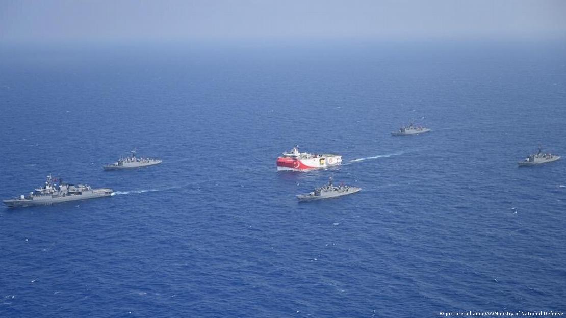 Doğu Akdeniz'de seyreden Oruç Reis araştırma gemisi ve onu koruyan Türk savaş gemileri - (10.08.2020)
