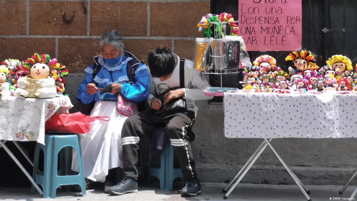 Concepto De Intercambio De Trueque Que Muestra Dos Figuras Intercambiando  Bienes Con Flechas Que Indican La Dirección PNG ,dibujos Permuta,  Intercambio, Comercio PNG Imagen para Descarga Gratuita | Pngtree, image size:1199x674