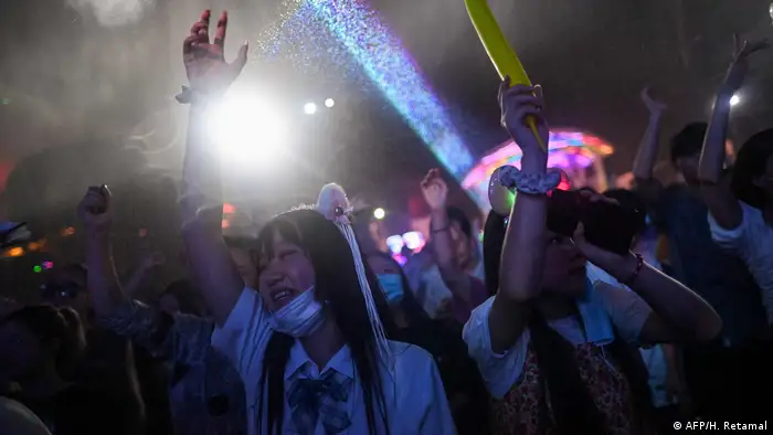 BdTD | Coronavirus | China Wuhan Menschen feiern Normalität auf Musikfestival