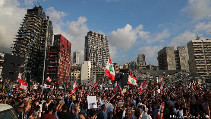 متظاهرون ينعون ضحايا الانفجار في بيروت