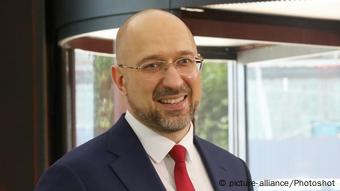 Рік тому Денис Шмигаль казав, що навантажувати селян у кризу новими податками некоректно. Тепер в уряді хочуть, аби вони наповнюватимуть бюджет разом з олігархами Рік тому Денис Шмигаль казав, що навантажувати селян у кризу новими податками некоректно. Тепер в уряді хочуть, аби вони наповнюватимуть бюджет разом з олігархами
