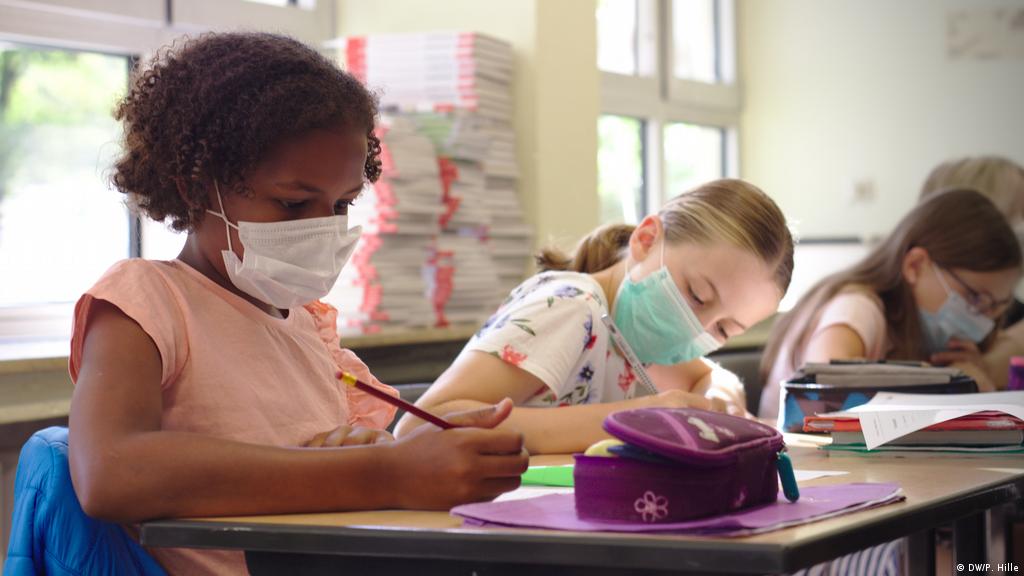 Coronavirus Children Return To Schools In Germany In The Heat Wearing A Mask Germany News And In Depth Reporting From Berlin And Beyond Dw 12 08