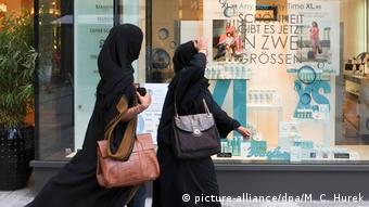 Germany, Arab tourists (women in burqa) in Munich