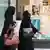 Deutschland, arabische Touristen (Frauen im Burqa) in München