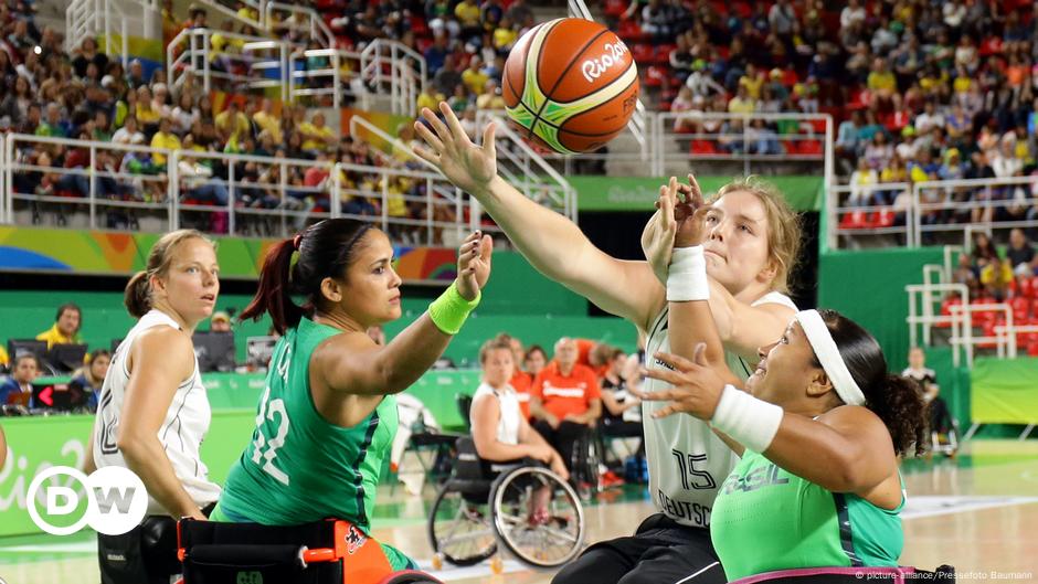 Jugadores de básquetbol en silla de ruedas, indignados por su exclusión de  Paralímpicos | Deporte | DW 