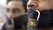 Pakistanische Journalisten protestieren mit Tüchern vor den Mündern, verschlossen mit einem Vorhängeschloss (Foto: dpa) Pakistanische Journalisten protestieren mit Tüchern vor den Mündern, verschlossen mit einem Vorhängeschloss (Foto: dpa)