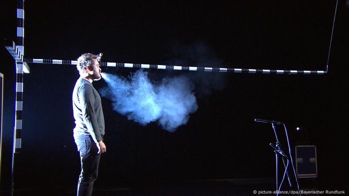 An experiment with a man singing, showing the extent of his breathing that reaches deep into the room. 