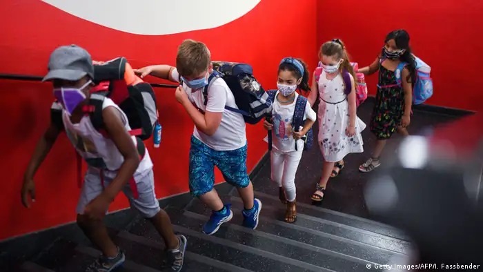 Students with face masks go upstairs to their classrooms at the Petri primary school in Dortmund (Getty Images/AFP/I. Fassbender)