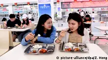 26.06.2019, China, Shenyang: --FILE--Students have their lunch at a canteen in Shenyang Agricultrual University, Shenyang city, northeast China's Liaoning province, 26 June 2019. *** Local Caption *** fachaoshi Foto: Zhang Hong/HPIC/dpa |