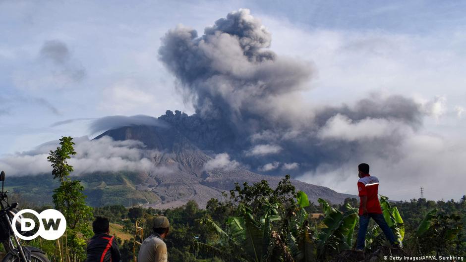 Peringatan Terhadap Penerbangan Pasca Letusan Gunung Berapi di Indonesia – DW – 13 Agustus 2020