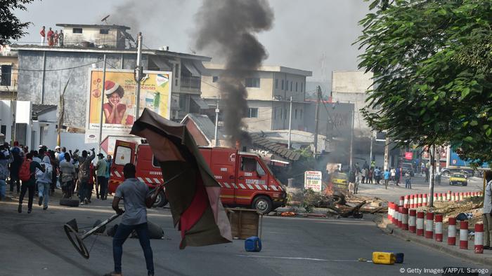 Protesters block a street in Abidjan (Getty Images/AFP/I. Sanogo)