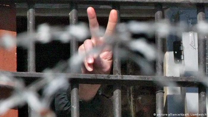 Рука заключенного из окна тюрьмы
