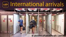 26.07.2020, Großbritannien, London: Passagiere mit Mundschutz kommen auf dem Flughafen Gatwick an. Alle Urlauber, die nicht bis Mitternacht wieder nach Großbritannien zurückgekehrt sind, müssen nach ihrem Sommerurlaub in Spanien 14 Tage in häusliche Quarantäne. Diese Entscheidung wurde getroffen, nachdem in Spanien an zwei Tagen mehr als 900 neue Corona-Fälle gemeldet wurden. Foto: Dominic Lipinski/PA Wire/dpa +++ dpa-Bildfunk +++ |
