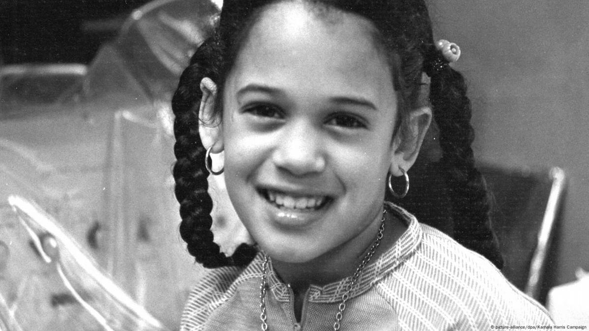Una foto con el rostro de Kamala Harris de niña.