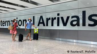 Τουρίστες με μάσκες στο βρετανικό αεροδρόμιο Χίθροου