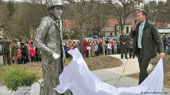 Der Künstler Friedrich Frankowitsch enthüllt am Sonntag (11.04.2010) in Königsbronn (Kreis Heidenheim) das von ihm gestaltete Denkmal für den Hitler-Attentäter Georg Elser (Foto: Stefan Puchner dpa)