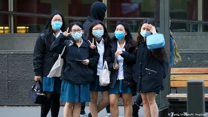 High school students wearing face masks pose (Getty Images/H. Hopkins)