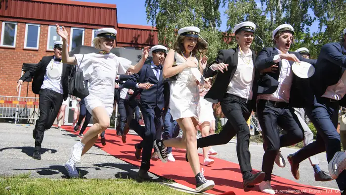 Students run celebrating their high school graduation at Nacka Gymnasium in Stockholm (picture-alliance/AP Photo/TT/J. Gow)