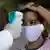 Criança de máscara tem temperatura medida em Brasília